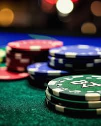 Berbagai pilihan meja permainan kasino langsung betor termasuk baccarat dan roulette